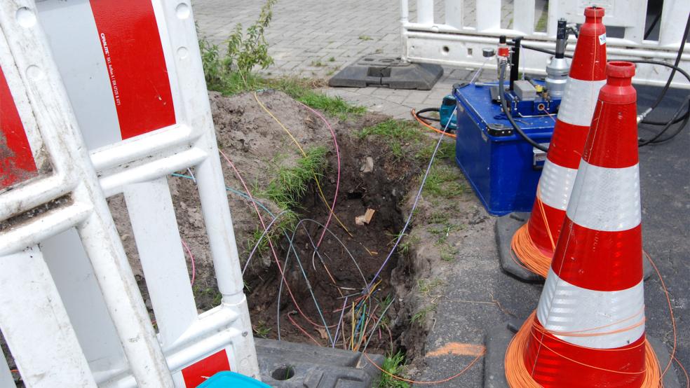 Wenn die Bauarbeiten, hier wird gerade ein Glasfaser-Hausanschluss hergestellt, beendet sind, beginnt für viele Anlieger erst der Ärger mit kaputten Gehwegen und Straßenschäden. Die Stadt Weener schließt hier auch juristische Schritte nicht aus.  © Foto: Hoegen