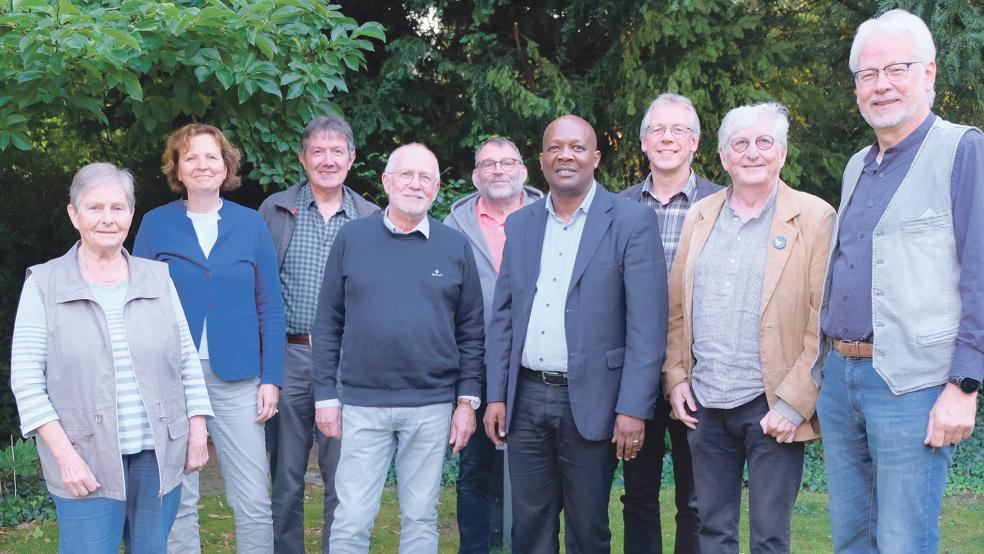 Beim Treffen in Emden (von links): Helga Janßen (Leer), Regionalbischöfin Sabine Schiermeyer, Pastor Kurt Herrera (ELM), Dieter Emler (Aurich), Michael Vogt (Leer), Direktor Dr. Emmanuel Kileo (ELM), Pastor Ulrich Wittmann (Blomberg-Neuschoo), Pastor i.R. Michael Schaper (Emden) und der Vorsitzende der Gossner Mission, Dr. Helmut Kirschstein.  © Foto: Grundmann (Lutherische Kirche)