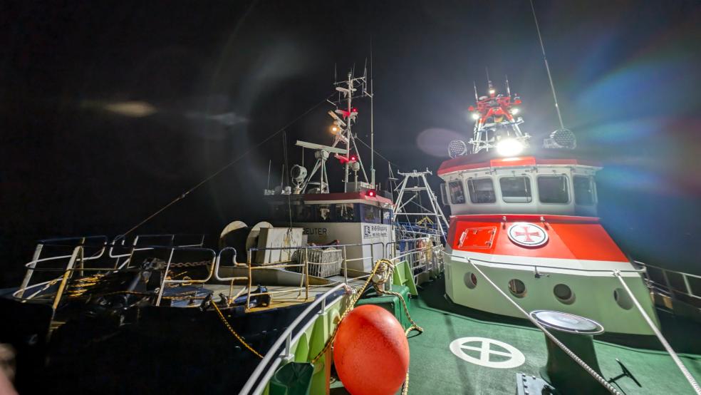 Der Seenotrettungskreuzer "Hamburg" der Station Borkum machte längsseits am Vermessungsschiff "Fritz Reuter" fest und nahm diesen in Schlepptau. © Foto: DGzRS