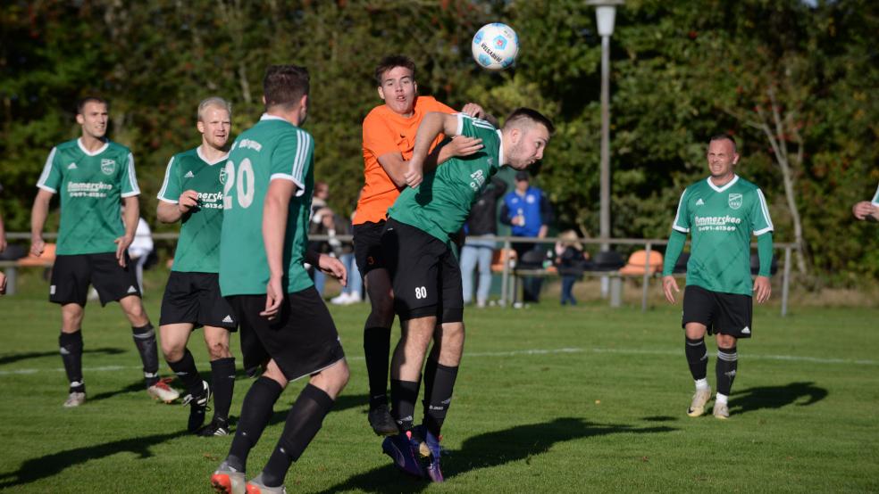 Gegen die Bingumer gab es für Hauke Kettler (orangenes Trikot) und den SV Wymeer-Boen kein Durchkommen. Der BSV stand in der Defensive weitestgehend sicher. © Born