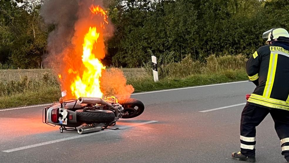 Nach dem Unfall geriet das Motorrad in Brand. © Foto: Feuerwehr