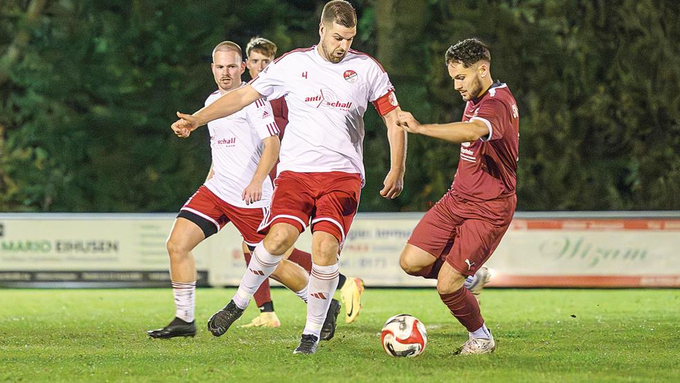Kapitän Andre Karper (weißes Trikot vorne) und die SG Ems/Dollart hatten defensiv gegen die U23 des SV Großefehn alles im Griff. Vorne fehlte jedoch das nötige Glück für einen Sieg.  © Foto: Bruins