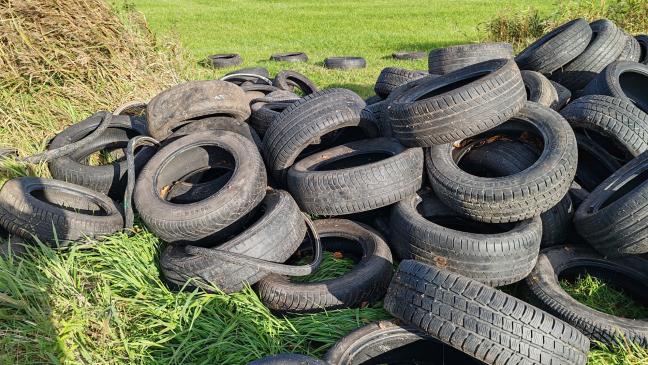 Haufenweise Altreifen entsorgt