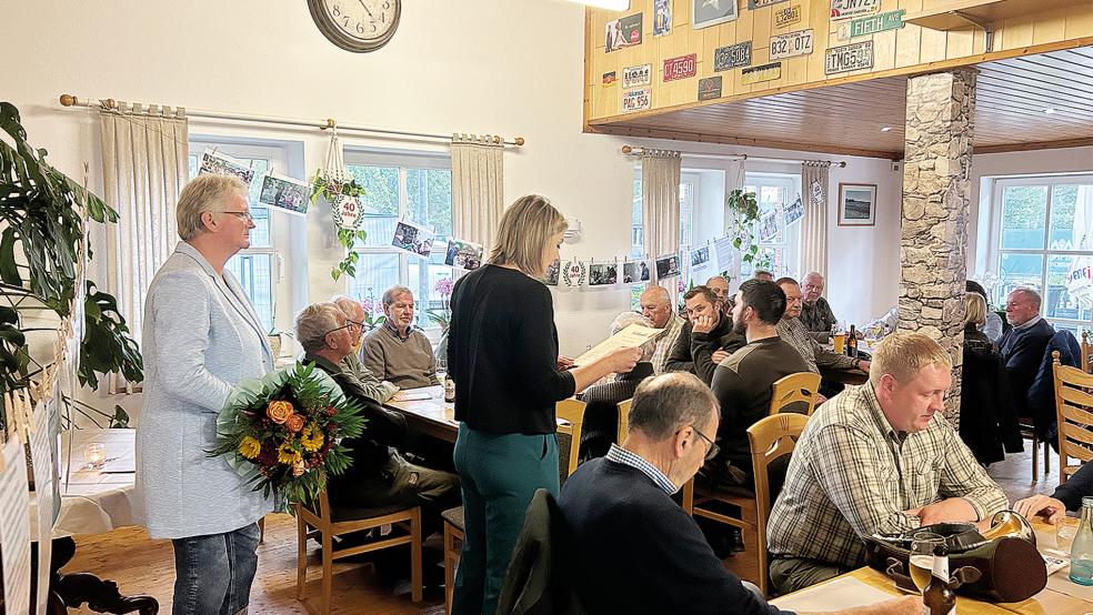 Bürgermeisterin Vanessa Gattung ehrte die Ehrenamtlichen für ihr jahrelanges Engagement bei den Waldjugendspielen in Papenburg.  © Foto: Stadt Papenburg