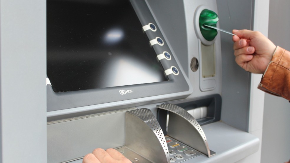 Mit der erbeuteten EC-Karte hoben die Täter Bargeld am Automaten ab (Beispielbild). Den PIN-Code fanden sie in der Geldbörse der Bestohlenen. © pixabay