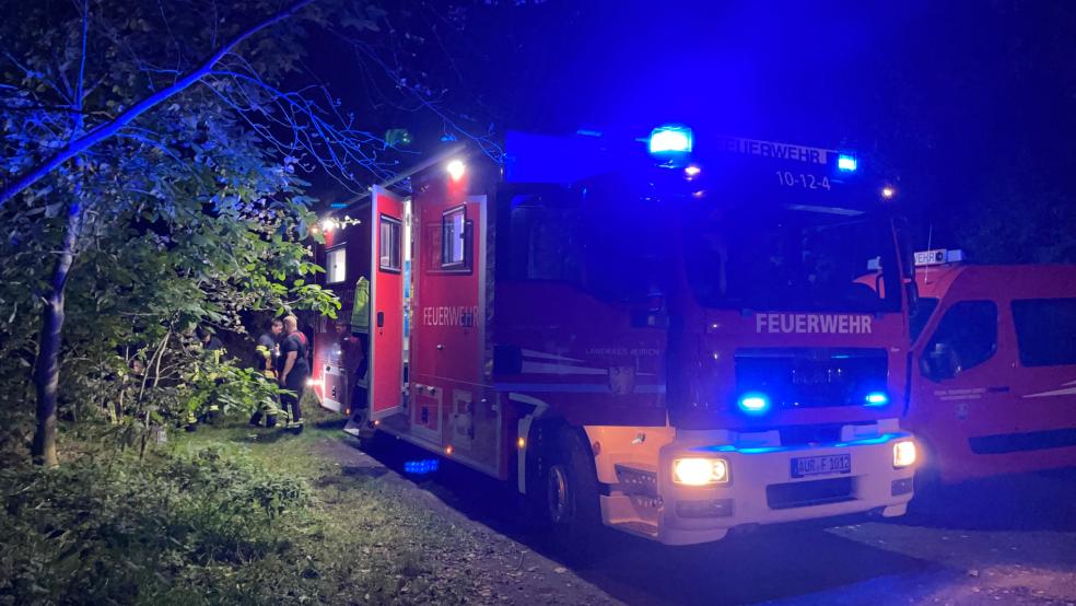 Mit mehreren Einsatzkräften, Fahrzeugen und Drohnen wurde nach dem vermissten Mann im Moor gesucht. © Geiken/Feuerwehr Aurich