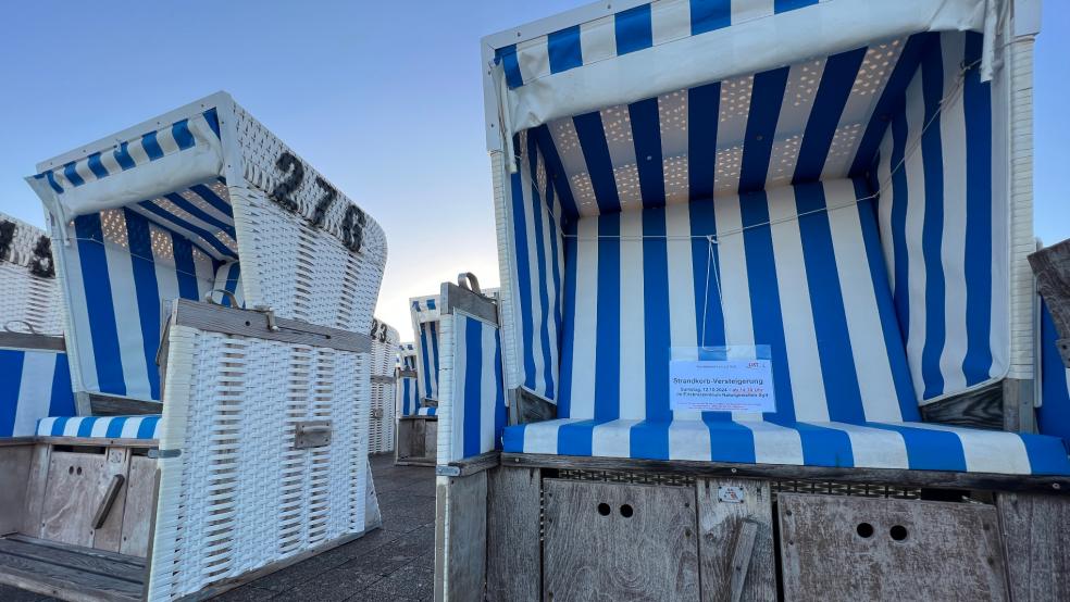 Ausgemusterte Strandkörbe werden vielerorts an der Nordseeküste versteigert.  © Albert/dpa