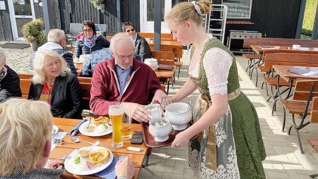 Weißwürste, Rettich und Brezel in der Teescheune