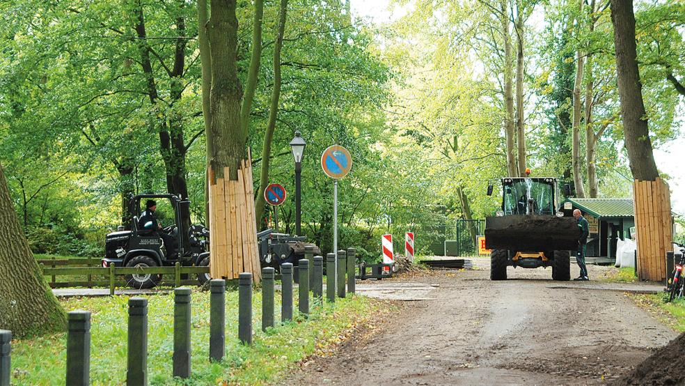 Umfangreiche Erdarbeiten laufen derzeit für die Umgestaltung der Evenburgallee am Schloss Evenburg in Leer-Loga.  © Foto: Hoegen