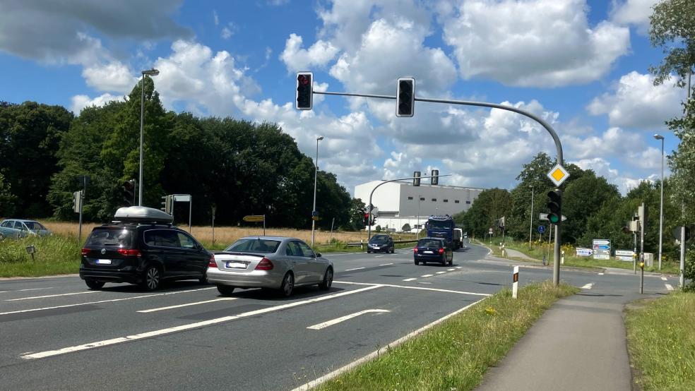 In den kommenden drei Jahren sollen in Papenburg die Arbeiten für die Teilverlegung der Rheiderlandstraße zwischen der Friederikenstraße und der maroden Emsbrücke bei der Meyer Werft (im Hintergrund) durchgeführt werden. © Schade