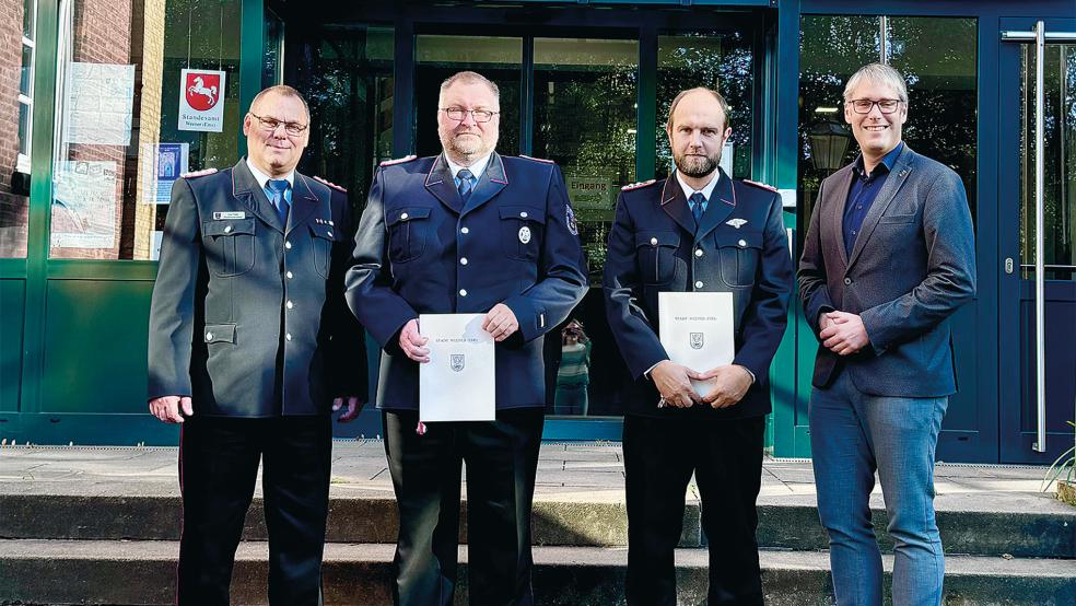 Am Freitagvormittag erhielten der neue Ortsbrandmeister Andreas Bruns (zweiter von rechts) und der wieder gewählte stellvertretende Ortsbrandmeister Ewald Spengel (zweiter von links) ihre Ernennungsurkunden von Bürgermeister Heiko Abbas (rechts) im Beisein von Stadtbrandmeister Jörg Fisser.  © Foto: Stadt Weener