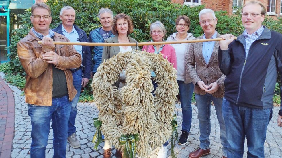 Klaus Borde (links) und Marion Roeden (Vierte von links) überreichten die Erntekrone an die Kreisverwaltung.  © Foto: Landkreis Leer