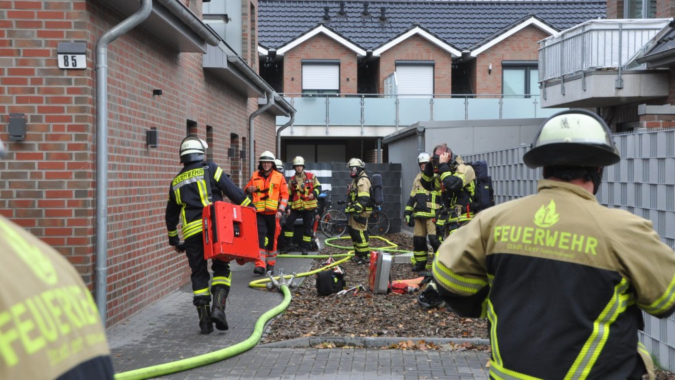 Die Feuerwehr war heute in der Ringsstraße gefordert. Dort brannte ein Sofa in einem Hausflur. © Foto: Wolters