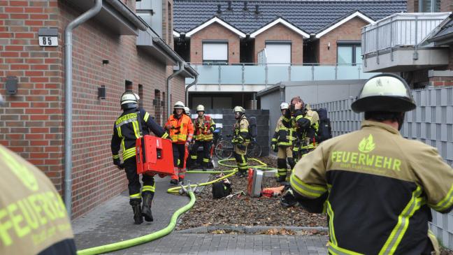 Bewohner retten sich über den Balkon