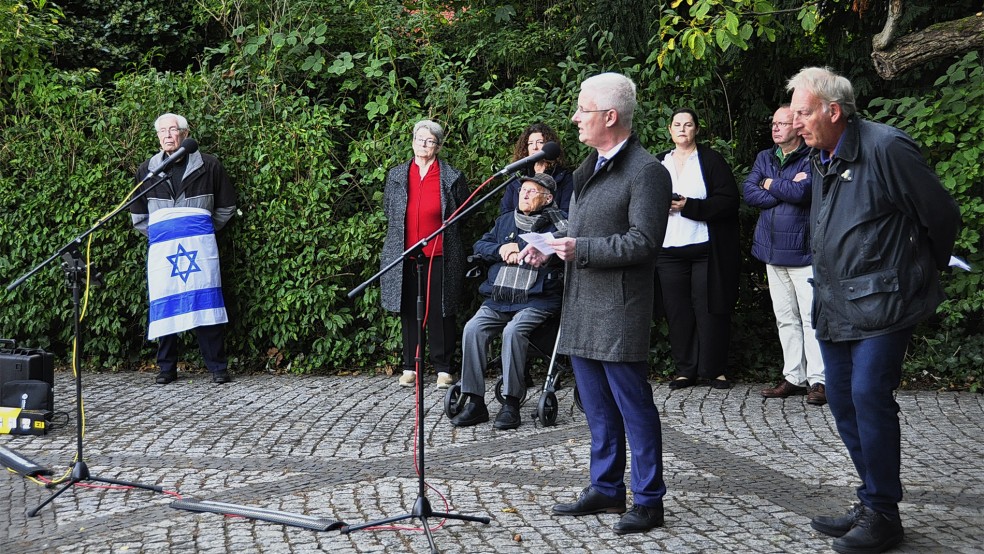 Landrat Matthias Groote (am Rednerpult) und Wolfgang Kellner (rechts) hielten die Ansprachen während der Gedenkveranstaltung in Leer.  © Foto: Wolters