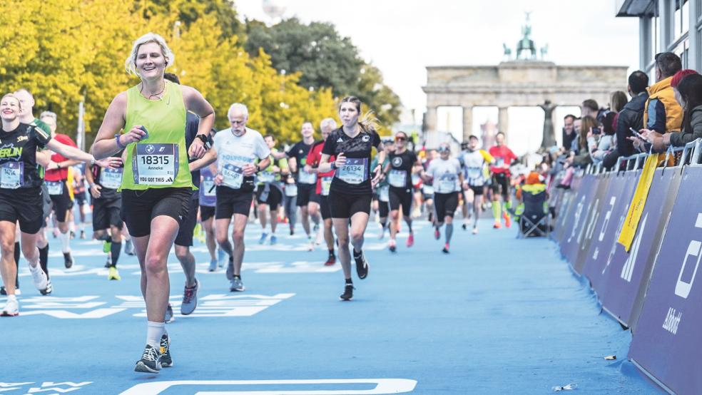 Anneke Girod (links) hat beim Marathon in Berlin ihr Ziel erreicht. Dabei musste sie sogar rund anderthalb Kilometer mehr hinter sich bringen als ein Marathon eigentlich andauert.  © Foto: privat