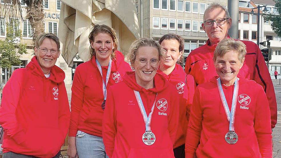 Marion Jelen (von links), Silke Pastoor, Barbara Saadthof-Niemeyer, Kathrin Hertema, Ingo Bierma und Bettina Pilney gingen in Bremen beim Halbmarathon an den Start.  © Foto: Bruins