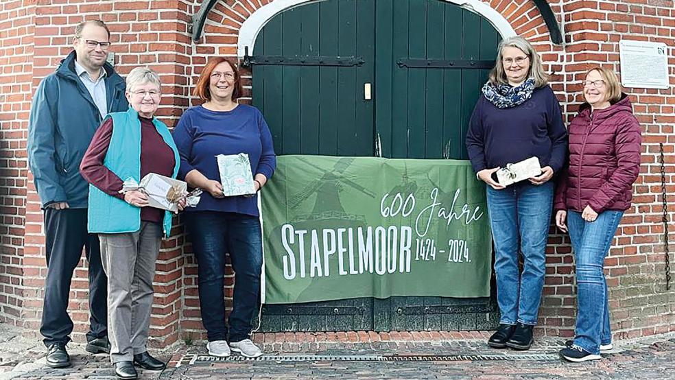 Gewinnübergabe vor der Mühle Wichers: (von links) Kim Uwe Siemons (1. Vorsitzender Dorfverein), die Gewinnerinnen Rieke Janssen, Marga Fisser und Katrin Wallbaum sowie Peta Nagel, sie ist<br />Kassenwartin des Dorfvereins.  © Foto: privat