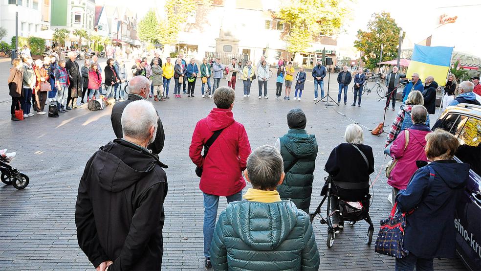 Rund 70 Teilnehmer trafen sich jetzt auf dem Denkmalplatz in Leer zur Mahnwache »Solidarität mit der Ukraine«.  © Foto: Wolters