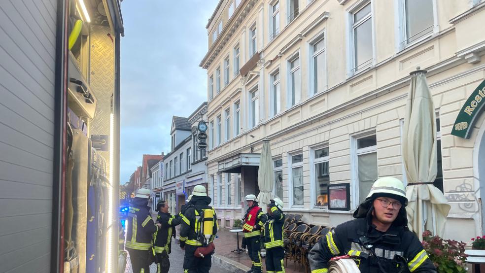 Aus dem Hotel "Stadt Norden" stieg Rauch auf, die Feuerwehr hatte einen schwierigen Einsatz zu absolvieren. © Feuerwehr