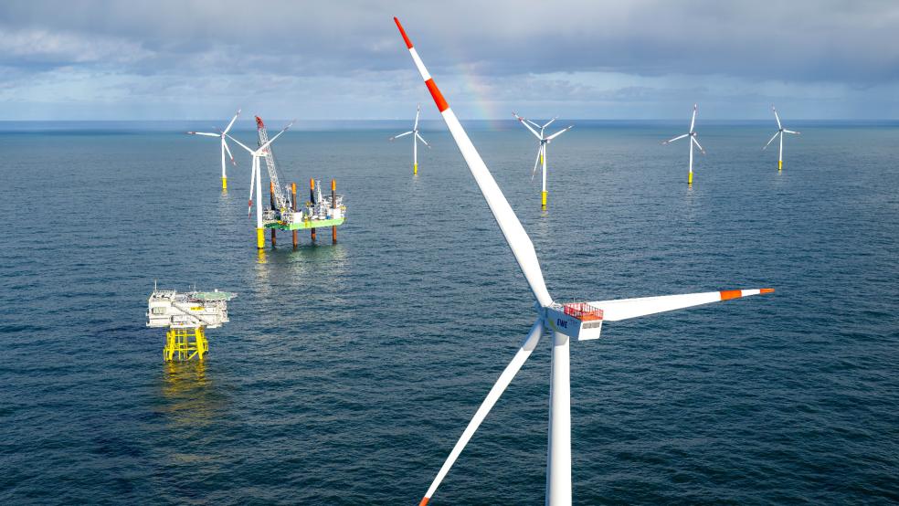 Niedersachsens Wirtschaftsminister Olaf Lies kritisiert die Ausschreibungsbedingungen des Bundes für Offshore-Windparks. Das Bild zeigt den Offshore-Windpark Riffgat rund 15 Kilometer nördlich der Insel Borkum.  © dpa