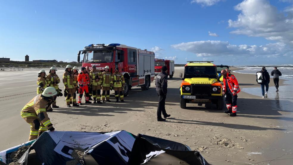 Im Einsatz waren die Feuerwehr Juist mit drei Fahrzeugen, die Polizei Juist, der Rettungsdienst des Landkreises Aurich sowie die Rettungsschwimmer der Inselgemeinde Juist. © Feuerwehr