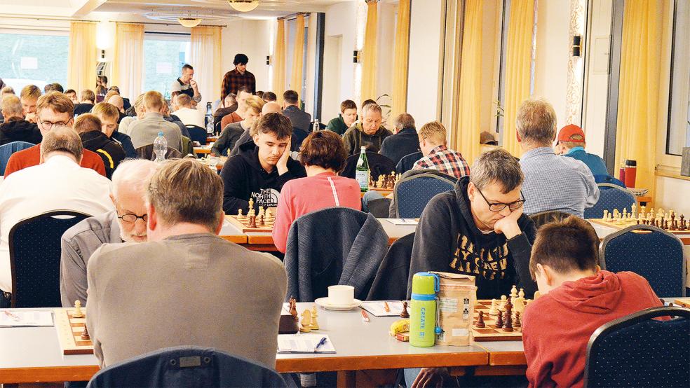 In rund drei Wochen im Ostfriesenhof wieder an mehr als 100 Tischen Schach gespielt.  © Foto: Melanie Detmers