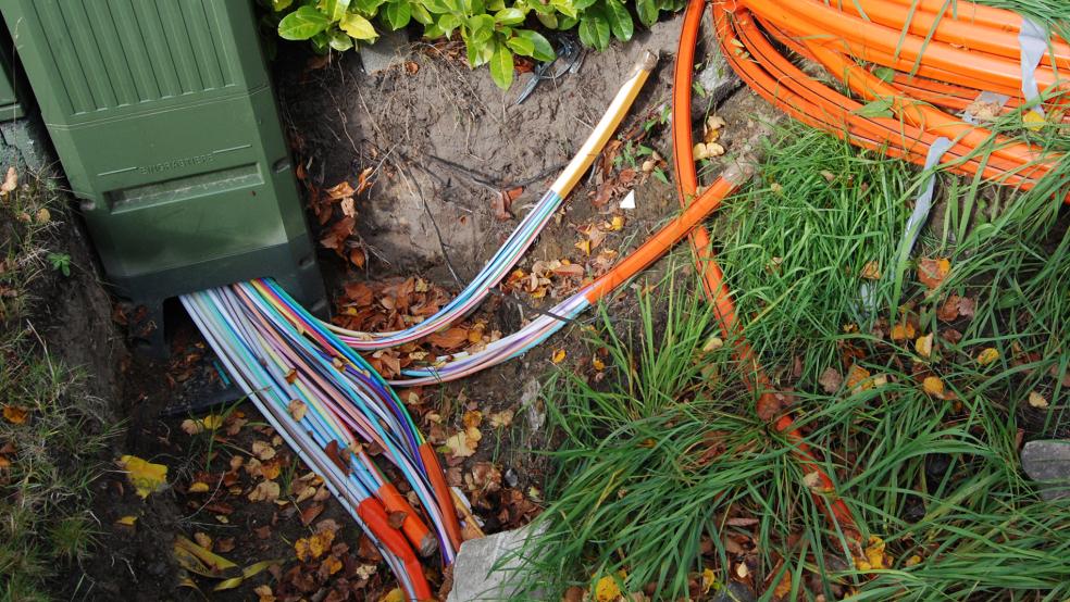 Kabelsalat in grüner Idylle - hier wird offenbar noch gebaut an der Hauptstraße in Stapelmoor.  © Foto: Hoegen