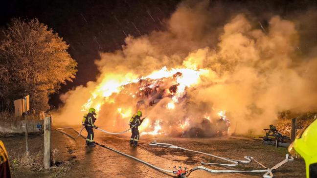 Hunderte Rundballen lichterloh in Flammen