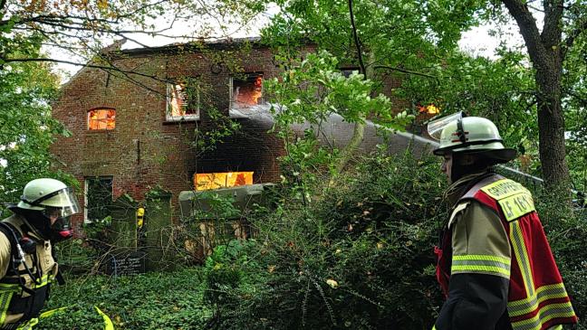 Gebäude in Nüttermoor in Vollbrand