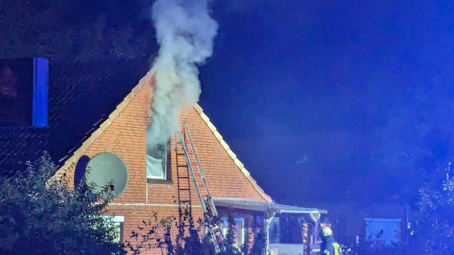 Feuer bricht in Zimmer aus