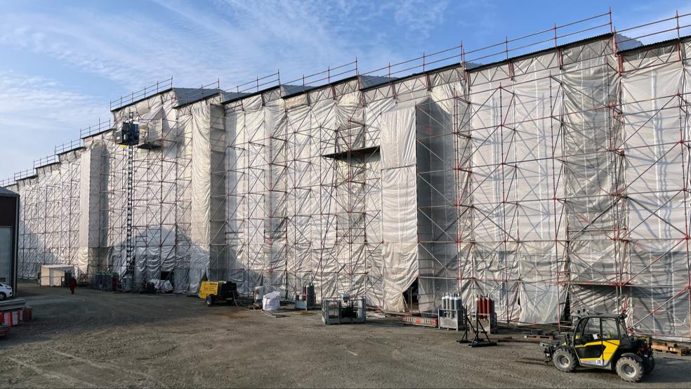 Eingehüllt ist das Hub- und Drehelement im Papenburger Industriehafen. Hier finden noch Restarbeiten an dem Brückenstück statt. © Deutsche Bahn