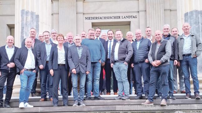 Handwerker diskutieren mit Minister Olaf Lies im Landtag