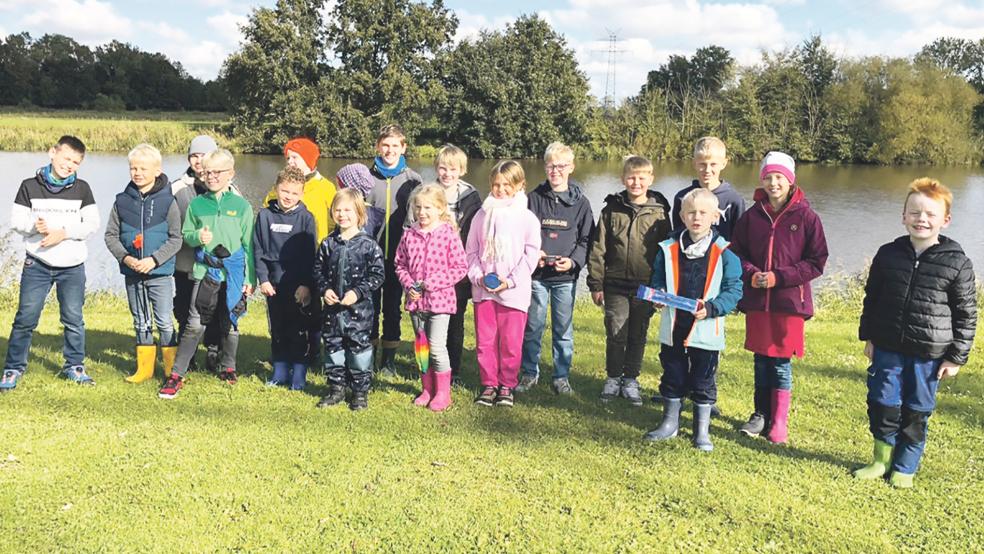 18 Jungen und Mädchen machten in diesem Jahr beim Kinderferienangeln des Angelsportvereins teil. Unter Anleitung ihrer Eltern und Betreuer konnten sie erste Fangversuche unternehmen.  © Foto: privat