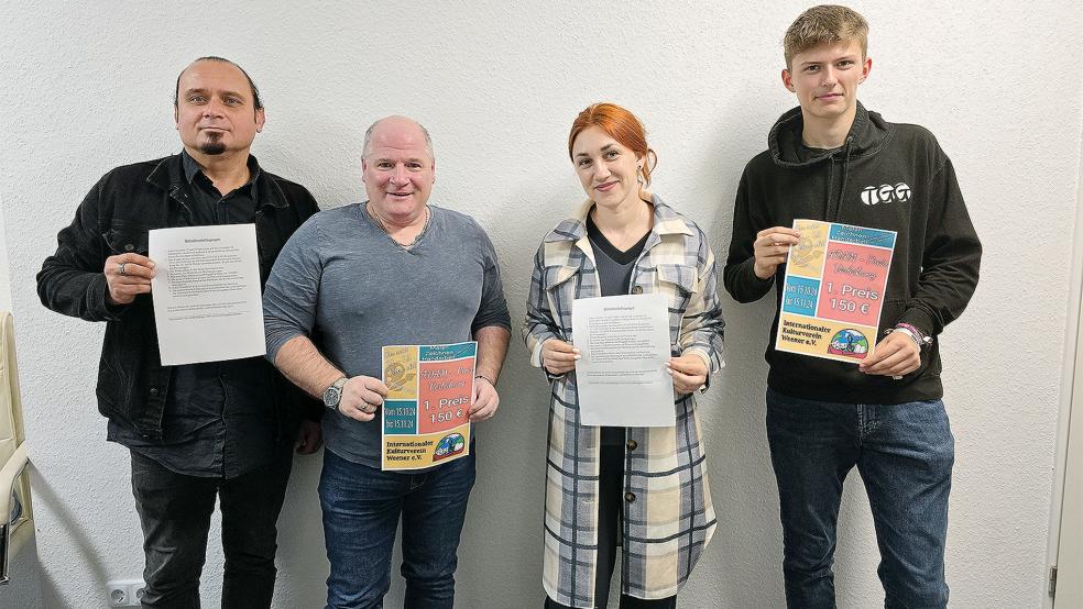 Die Jury (von links): Marek Poloczek (Bruder des Namensgebers), Andreas Michel (Vorsitzender Internationaler Kulturverein Weener), Nataliia Verenchanska-Melnikova (Vorstandsmitglied und Mitglied der Jury) und Sönke Sonnenberg vom Jugendrat Weener.  © Foto: Privat