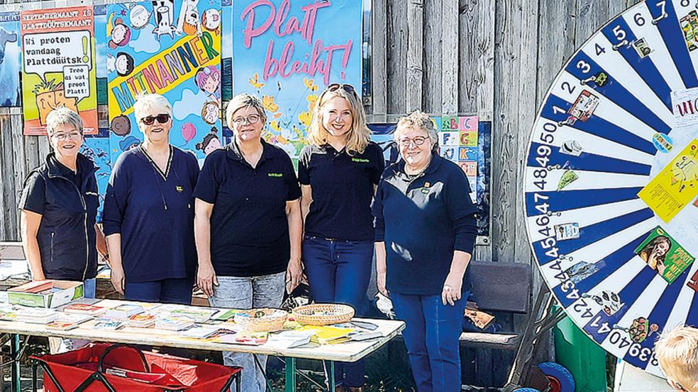 Warben auf dem Früchtefest beim Ökowerk Emden für die plattdeutsche Sprache: (von links) Die Plattdeutschbeauftragten der Stadt Emden, Hannelore Spannhoff und Heike Dirksen, Gerda Hinrichs, (Gemeinde Ihlow), Grietje Kammler vom Plattdüütskbüro der Ostfriesischen Landschaft und Mena Pollmann (Samtgemeinde Hesel).  © Foto: Günter Wiemeyer 