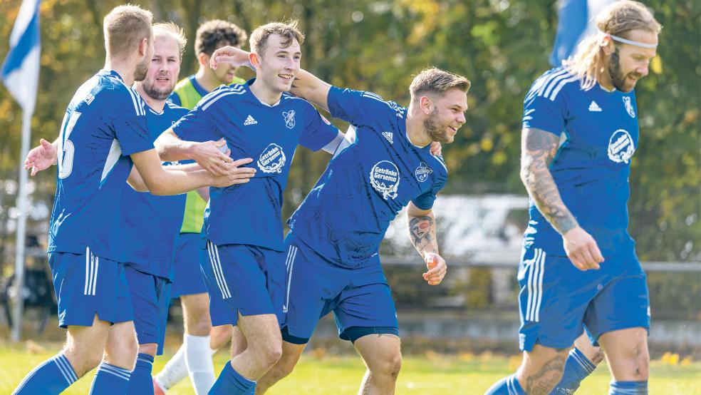 Der TuS Holthusen feiert das 2:0 durch Joshua Bloem (Dritter von links in den blauen Trikots).  © Foto: Bruins