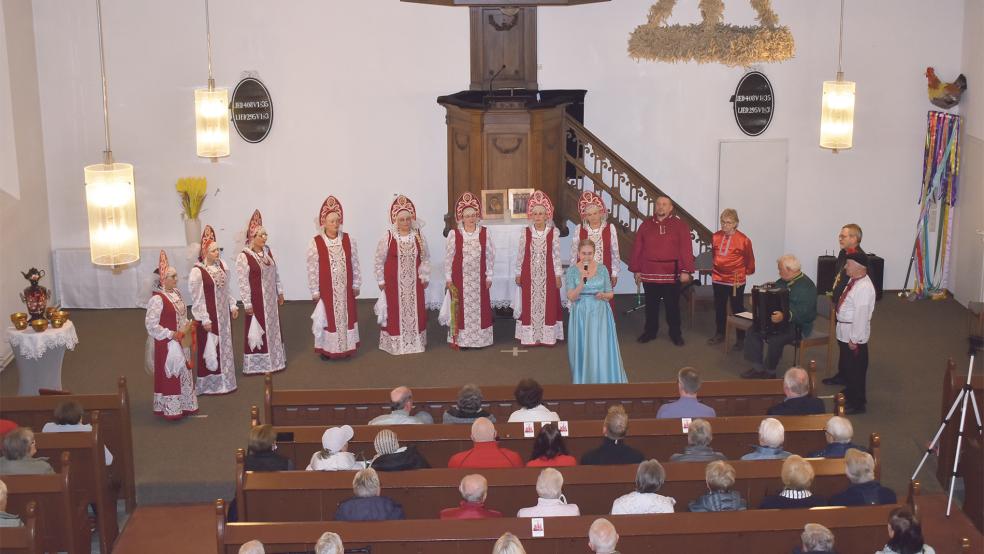 Der Chor »Russische Seele« begeisterte das Publikum in der reformierten Kirche in Möhlenwarf.  © Foto: Kuper