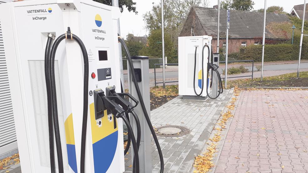 Auf dem Combi-Parkplatz in Bunde werden Ladesäulen errichtet.  © Foto: Berents