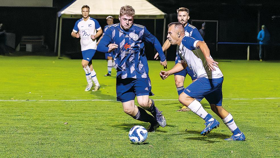 Kevin Klüver (blaues Trikot) verpasste in der Schlussphase nur knapp den Ausgleich zum 2:2.  © Foto: Jungeblut