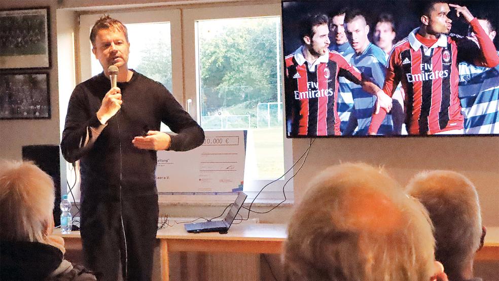 Blaschke gab einen Einblick über den Rassismus im Fußball, den er auch in seinem Buch »Spielfeld der Herrenmenschen« behandelt.  © Foto: Ammermann