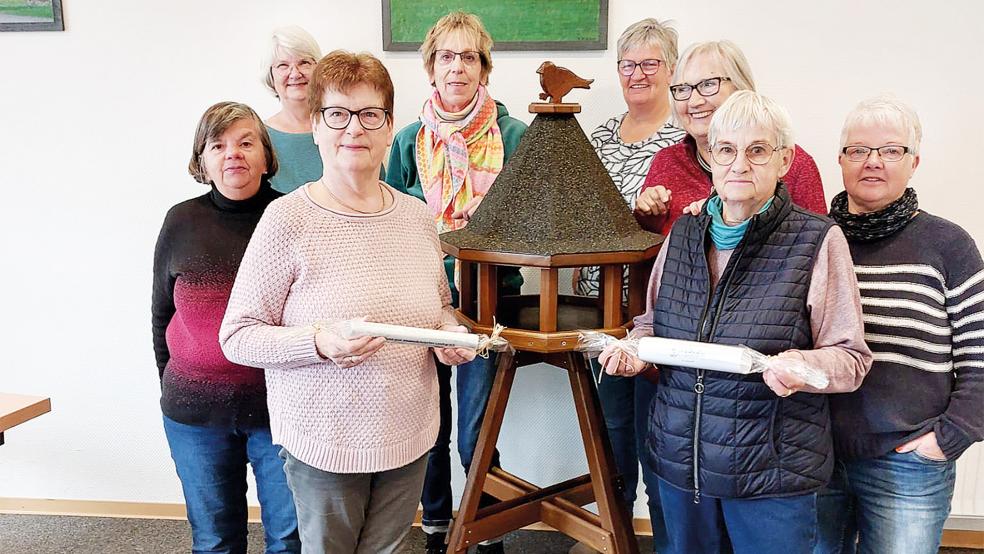 Sie freuen sich auf die neue Ausstellung: Im Bild von links Anka Wilken, Gerda Hertema, Cornelia Timmer, Jeane Schmidt, Henny Strache, Hilde Otter, Gertrud Hein und Hannelore Schüür vom Team des Heimatkundlichen Arbeitskreises zusammen mit dem reet-gedeckten Vogelhaus, das es bei einer Verlosung für den guten Zweck zu gewinnen gibt.  © Foto: privat