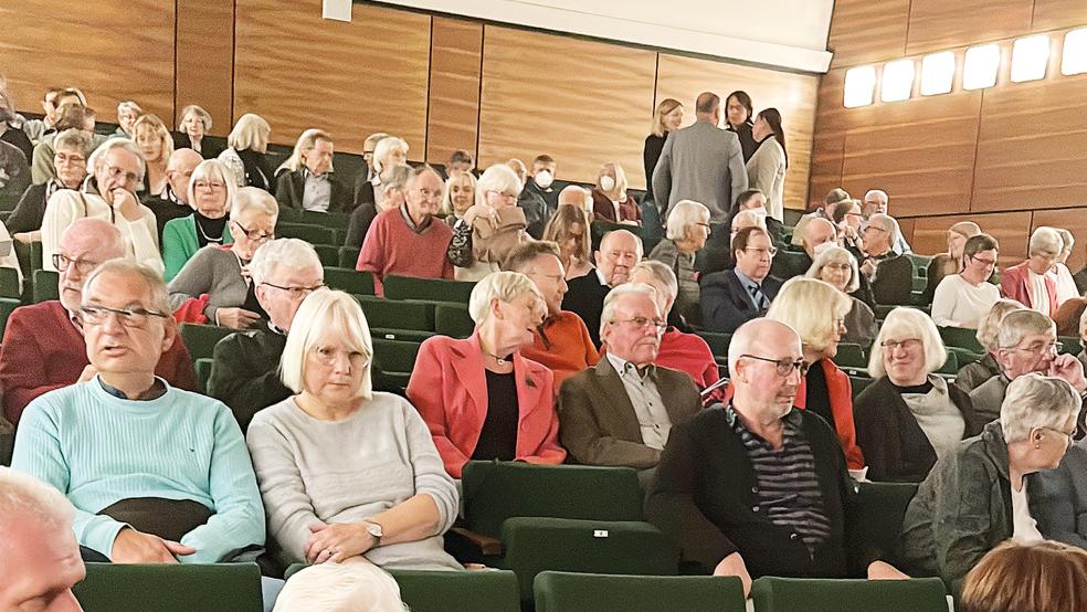 In der Aula der Oberschule Weener soll es sich in Zukunft bequemer sitzen lassen.  © Archivfoto: Hoegen