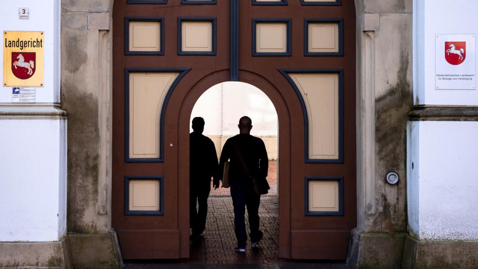 Vor dem Landgericht Aurich sagte nun der Rechtsmediziner im Fall der getöteten 65-Jährigen aus Hage aus. © Symbolfoto: dpa