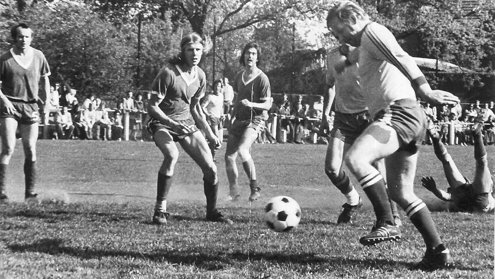 Im Pokalspiel gegen Kickers Emden: Jochen Jung (am Ball), hier gespannt beobachtet von Uwe Groothuis (Zweiter von links). Der Pokalfight ging für Weener mit 2:3 verloren.  © Foto: RZ-Archiv