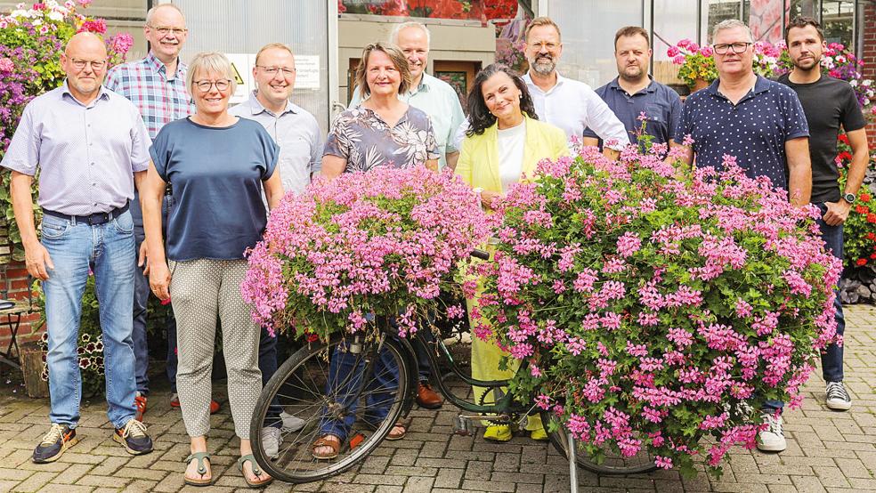 Der Generalsekretär des Zentralverbandes Gartenbau, Bertram Fleischer, (Vierter von rechts) kam auf Einladung der CDU-Bundestagsabgeordneten Gitta Connemann (Siebte von rechts) zum Gartenbaubetrieb von Andreas Silze, um sich über die Sorgen und Nöte der Branche auszutauschen.  © Foto: privat