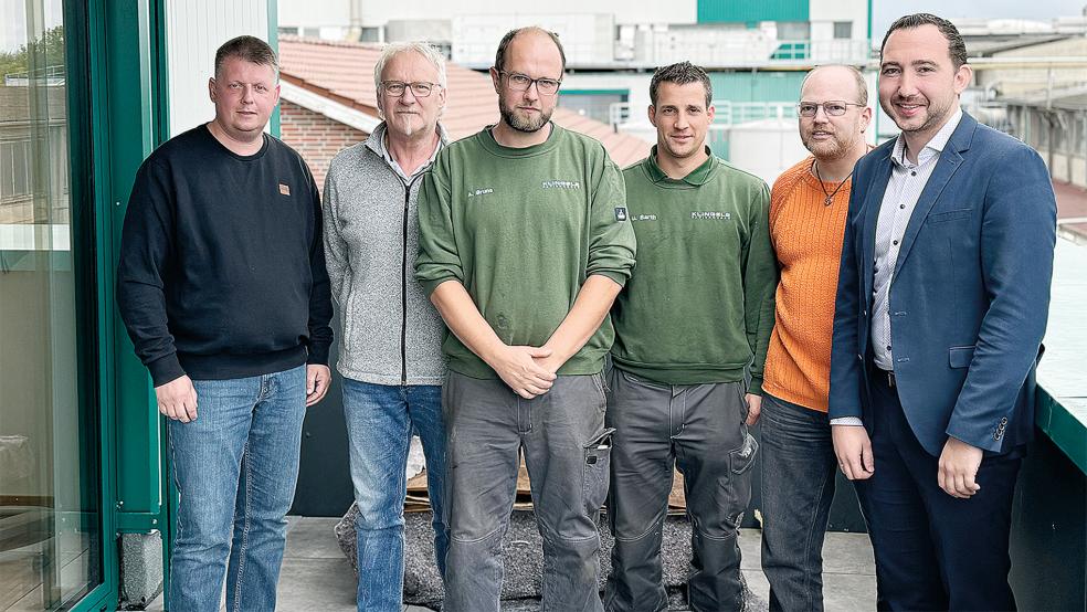 Gruppenbild vor den Klingele-Papierwerken (von links) mit dem Betriebsrat: Okko Duismann, Johann Wolters, Andreas Bruns, Uwe Barth und Reiner Collmann und dem SPD-Landtagsabgeordneten Nico Bloem.  © Foto: privat