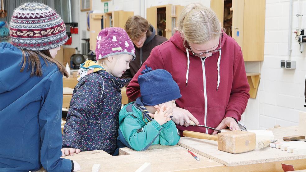 Die sechsjährige Ronja, die dreijährige Marje und der vierjährige Niklas (von links) schauten den Tischler-Azubis im vergangenen Jahr genau beim Bearbeiten ihrer Werkstücke zu.  © Foto: Archiv