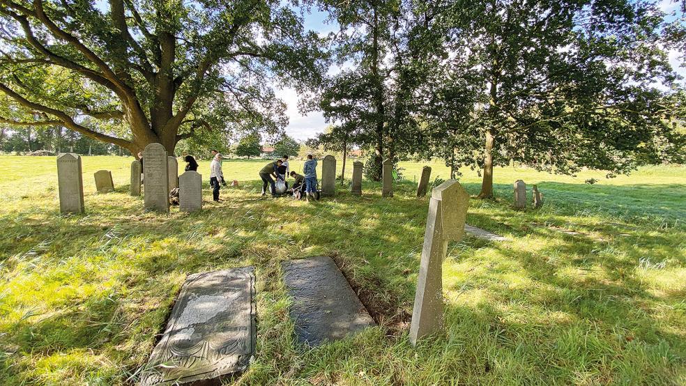 Im Rahmen eines Oberschul-Projekts wird der jüdische Friedhof Smarlingen derzeit hergerichtet.  © Fotos: Hanken