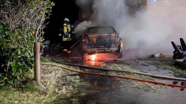 Auto gerät neben Wohnhaus in Brand